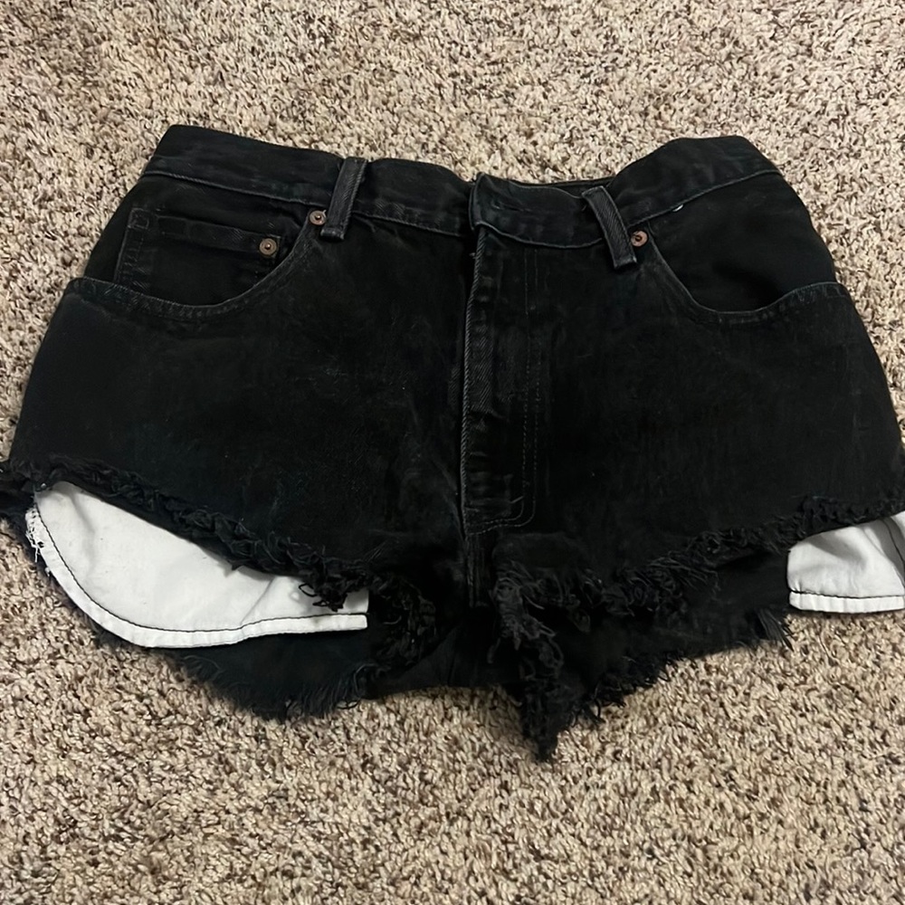 Black levi’s jean shorts